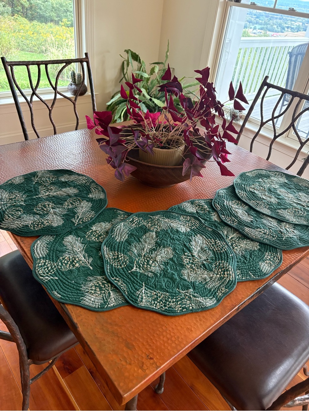 LIKE NEW Quilted Green Pinecone Woodsy Botanical Placemat Set - 6 Pieces